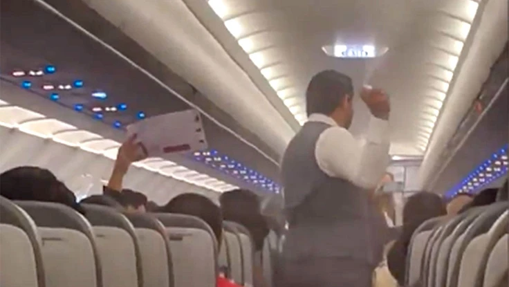 Video: Hoãn chuyến bay hơn 2 giờ để 'chống chọi' muỗi trong khoang khách 