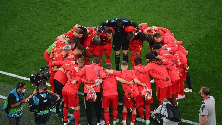 Gia đình bóng đá thế giới trong đêm thứ Bảy huyền diệu