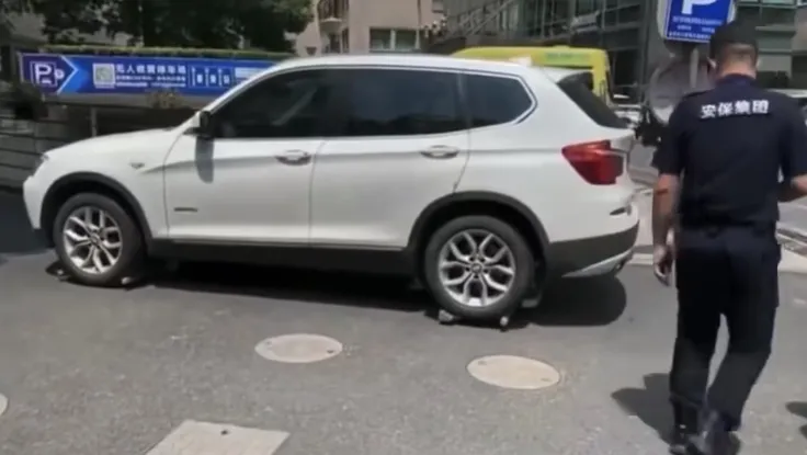 Trung Quốc sử dụng robot để di dời ô tô đỗ trái phép