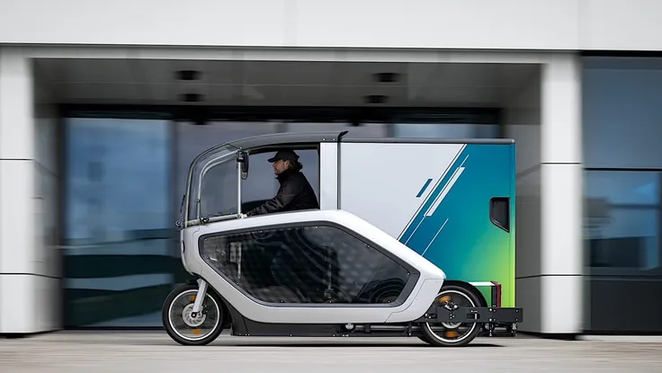 Độc đáo xe điện chở hàng ba bánh của Mercedes-Benz