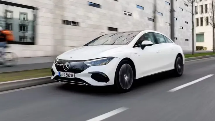 Ô tô Mercedes-Benz EQE phát nổ trong bãi đỗ xe khiến 23 người phải nhập viện