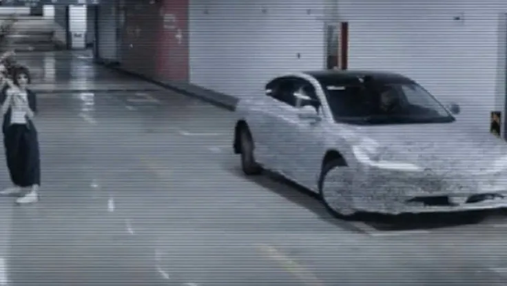 Khám phá mẫu xe điện có thể trượt ngang vào chỗ đỗ xe