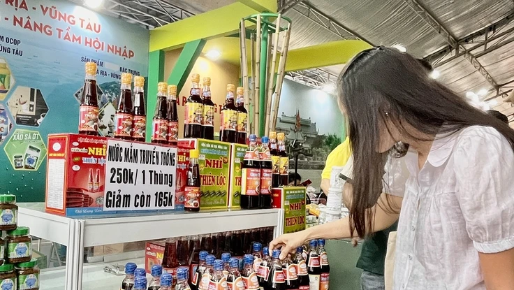 Người tiêu dùng đang chọn mua nước mắm truyền thống ở Tuần lễ sản phẩm Ocop và đặc trưng vùng miền tại TPHCM- Ảnh: TÚ UYÊN