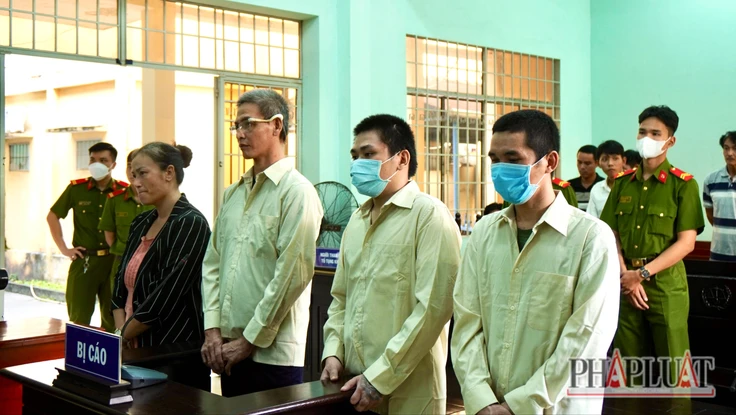 Bắt giữ người, đánh đập, chặt ngón tay để đòi nợ