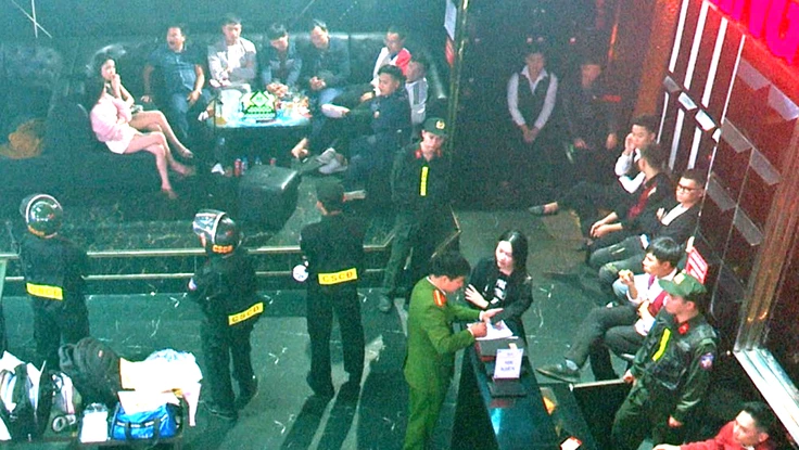 Cảnh sát đột kích hai quán bar, bắt giữ nhiều đối tượng sử dụng ma túy