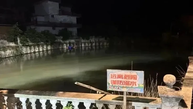 Trung Quốc: Nữ tài xế mất lái, ô tô lao xuống ao, thương tâm 8 người thiệt mạng