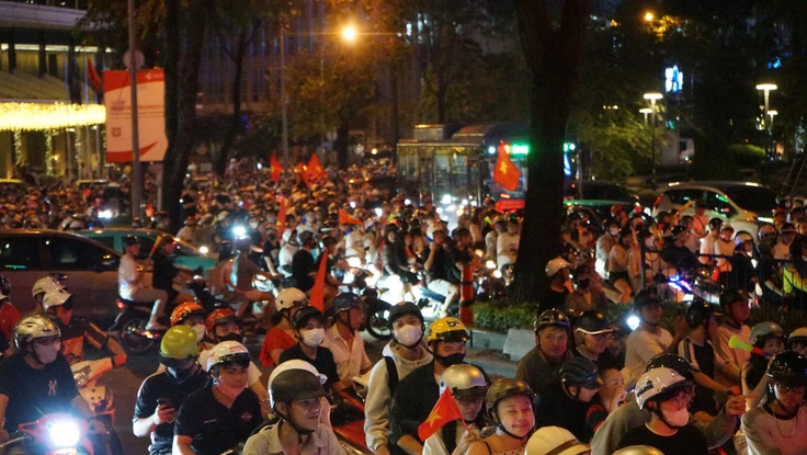 TP.HCM: Biển người đổ ra đường mừng U22 Việt Nam giành huy chương vàng SEA Games 33