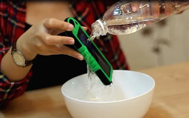 Video: Pin sạc dự phòng điện thoại bằng năng lượng mặt trời 