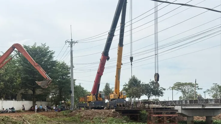 Xe cẩu vượt tải gấp 4 lần, cầu tạm ở Tây Ninh sập trong đêm