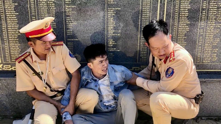 Chạy xe ngược chiều, thanh niên ném bóp chứa ma túy để tẩu thoát