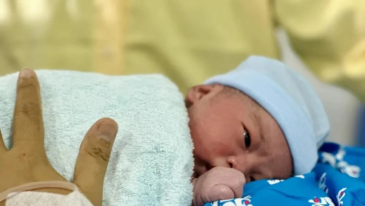 Mẹ người Việt Nam, cha người nước ngoài, con sinh ra sẽ mang quốc tịch nào?