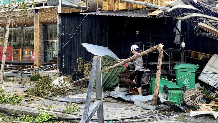 Những hình ảnh tan hoang tại tâm bão Quy Nhơn