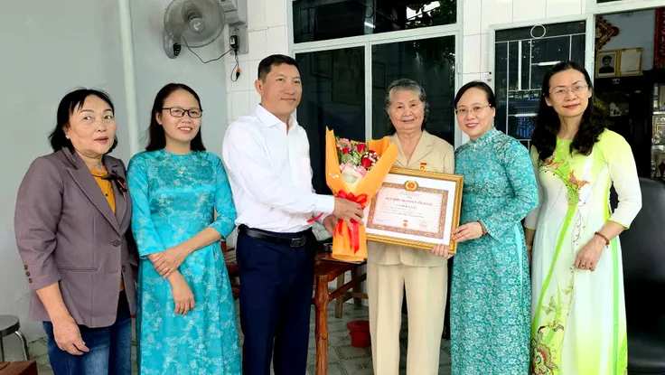 Trao Huy hiệu 60 năm tuổi Đảng cho một đảng viên ở Phan Rang