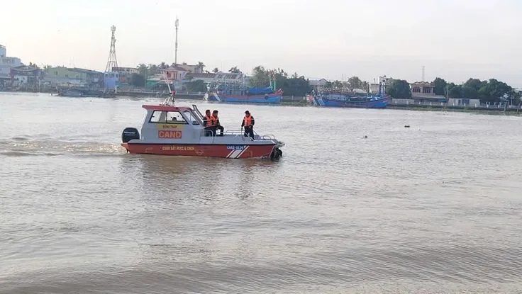 Đồng Tháp: Ca nô tự chế va chạm đò ngang trên sông Tiền, 1 người mất tích