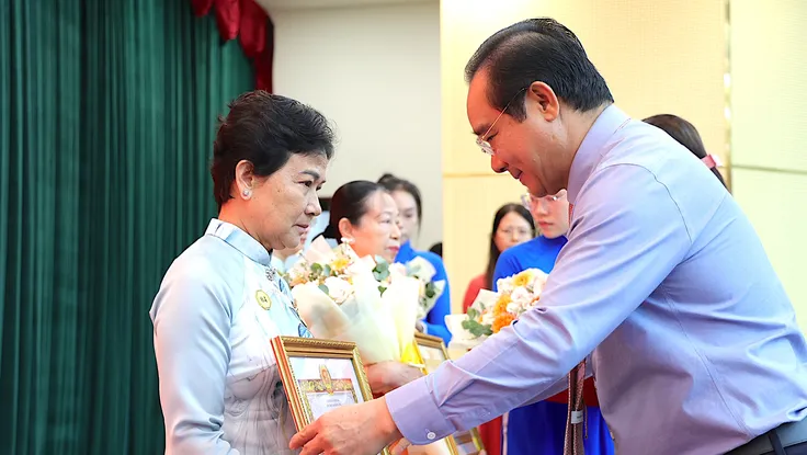 32 đảng viên UBND TP.HCM được trao Huy hiệu Đảng đợt 7-11