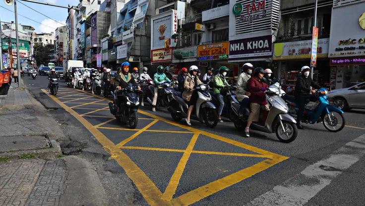 Đồng loạt triển khai vạch mắt võng, biển báo mới ở trung tâm Đà Lạt