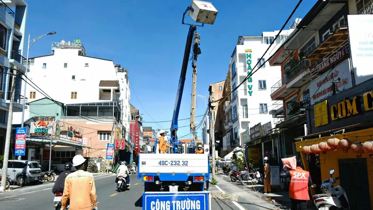 Đà Lạt tổng lực di dời trụ điện nổi trên đường Bùi Thị Xuân