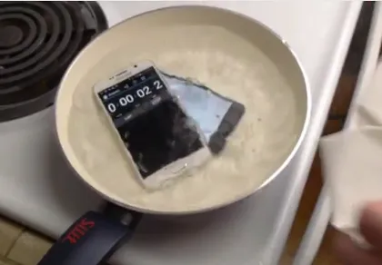 Video cho Galaxy S6 vs iPhone 6 vào nước sôi