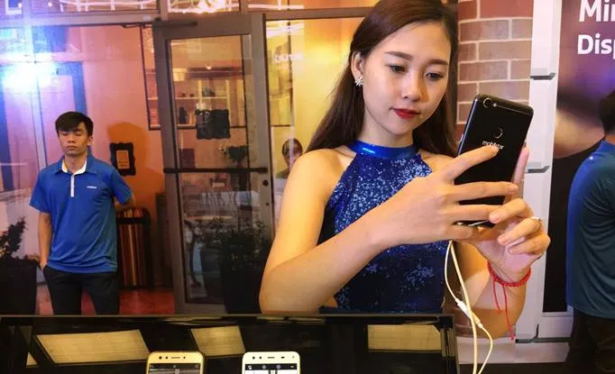 Smartphone màn hình vô cực, camera kép giá tầm trung