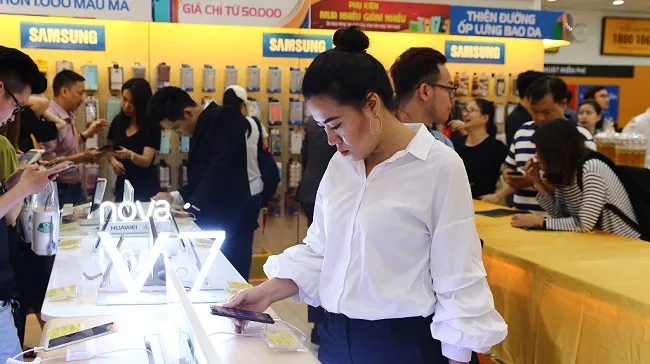 Smartphone tràn viền bắt đầu nở rộ