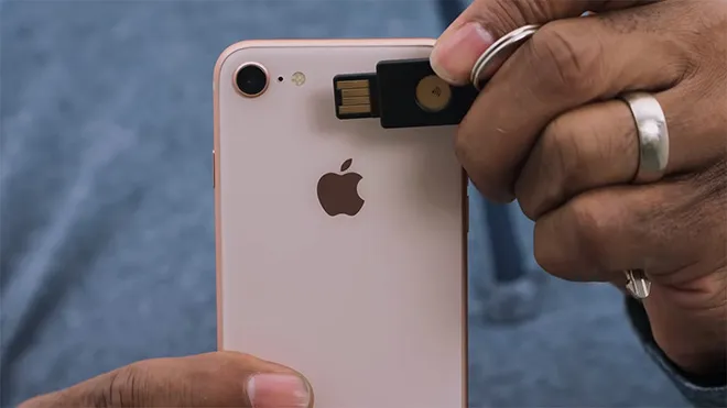 Dùng iPhone để mở cửa nhà và xe hơi