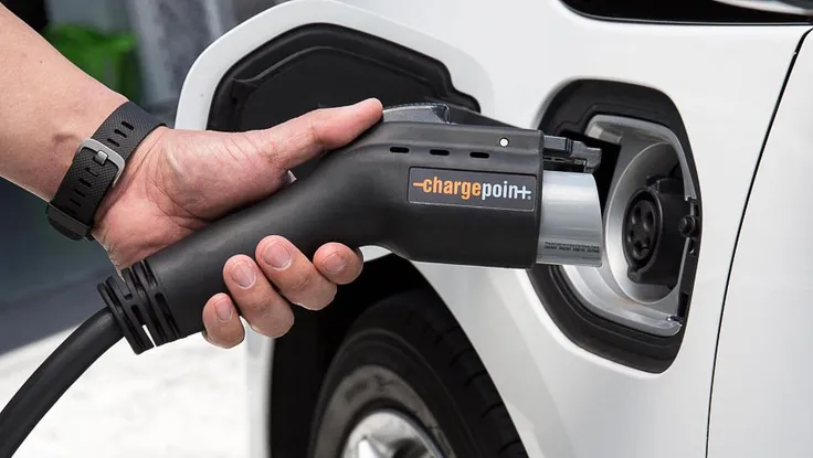 Lỗ hổng nguy hiểm bên trong bộ sạc điện xe hơi 