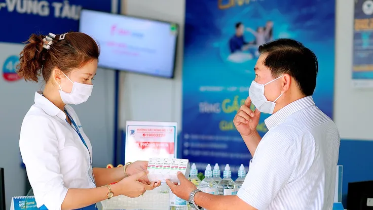 Nhà mạng miễn phí cước, tặng khẩu trang cho khách hàng