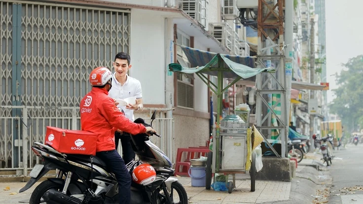 Dịch vụ đặt đồ ăn trực tuyến phất lên trong mùa dịch COVID-19