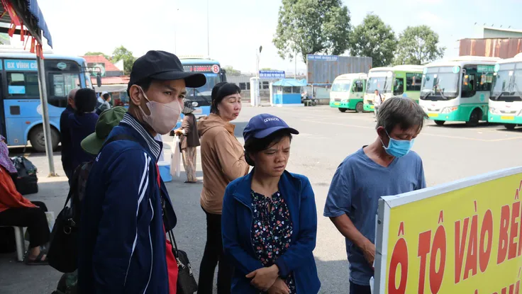 Điều chỉnh lộ trình nhiều tuyến xe buýt: Người dân than phiền, bến xe nói không hợp lý