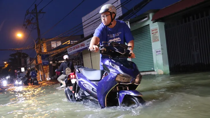 TP.HCM: Xe chết máy hàng loạt, đường hóa sông trong ngày triều cường vượt mốc lịch sử