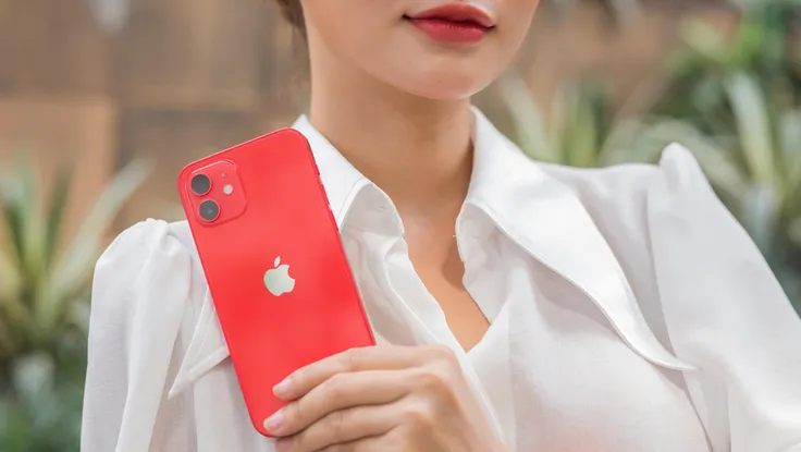iPhone 12 giảm giá 4,5 triệu đồng, nhân đôi bảo hành 2 năm