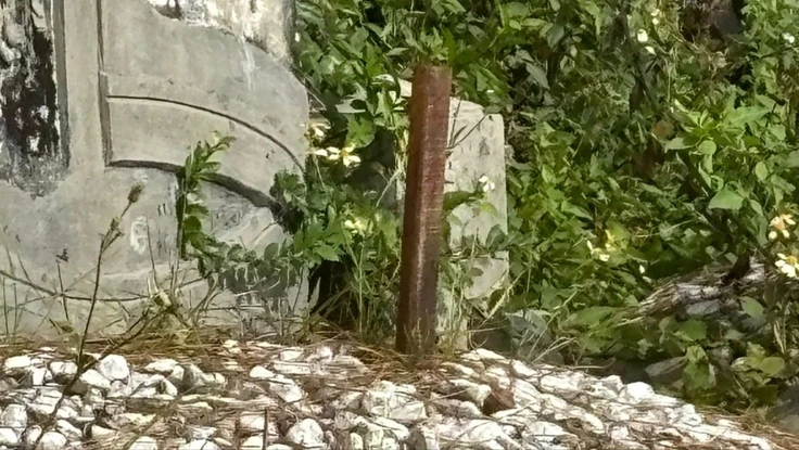 Phản cảm cảnh đóng cọc trên mộ để kiểm đếm, chính quyền nói gì?