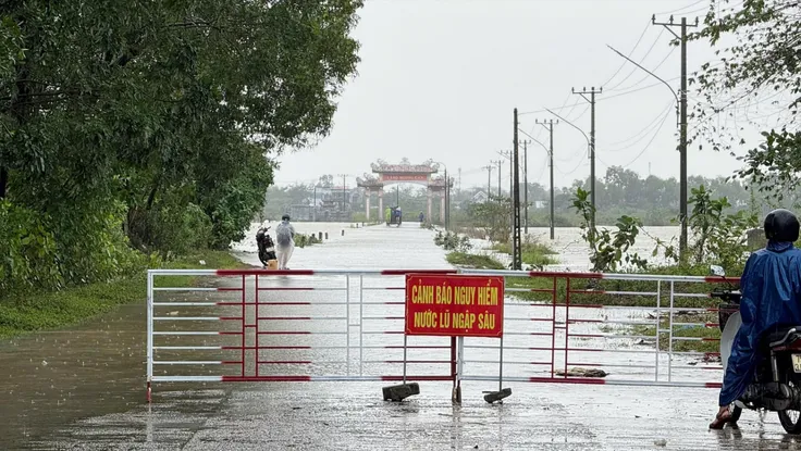 Lật xuồng trong đêm tại Huế, một người bị lũ cuốn mất tích