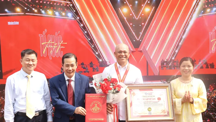 Nghệ sĩ nhiếp ảnh Nguyễn Á được trao kỷ lục 'Tôn vinh giá trị nội dung kỷ lục Việt Nam'
