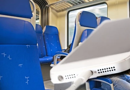 Một nghệ sĩ bị bắt giữ vì tội sạc iPhone trên tàu 