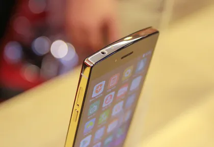 BPhone lại gặp sự cố về cục sạc