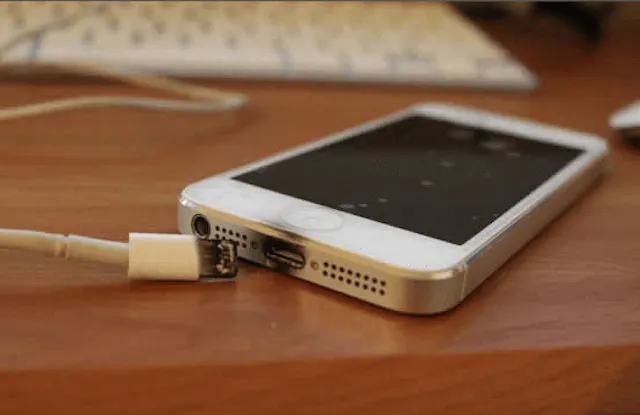 Có nên sử dụng smartphone khi đang cắm sạc?