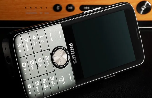 2 mẫu điện thoại pin “khủng” cho thời gian chờ 4 tháng