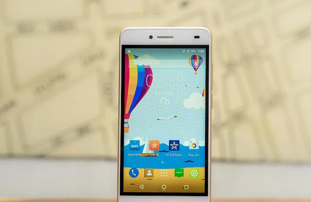 Smartphone Việt hỗ trợ selfie với cặp camera 8 MP