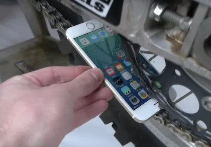 Tra tấn iPhone 6S bằng sên xe máy