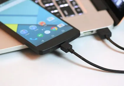 Tại sao không nên cắm điện thoại vào cổng sạc USB?