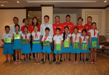 Trao 12.000 quyền tập cho học sinh nghèo tại Lý Sơn