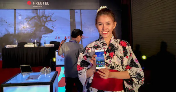 Smartphone nắp gập 2 màn hình đến từ Nhật Bản