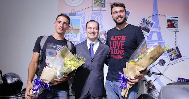 Phượt xe máy 12.000 km từ Paris đến TP.HCM