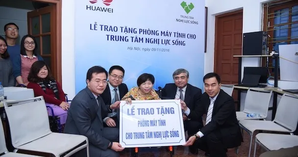 Huawei tặng phòng máy tính cho Trung tâm Nghị Lực Sống