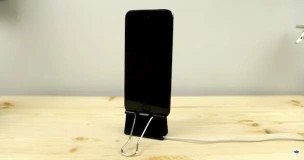 Tự chế chân đế cho iPhone bằng kẹp giấy
