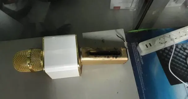 Hoảng hồn micro karaoke bốc cháy khi đang cắm sạc