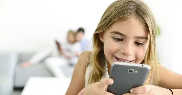 Cách bảo vệ con trẻ khỏi những video YouTube độc hại