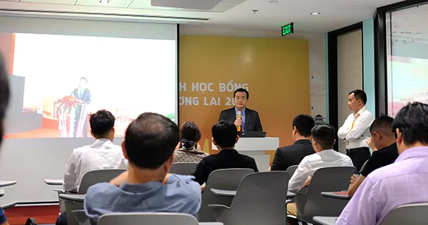 Huawei trao học bổng cho sinh viên CNTT