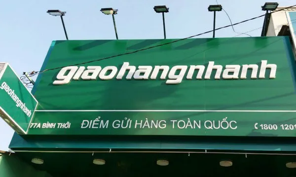 Trò 'hô biến' ống kính máy ảnh thành lon bia